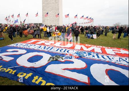 Washington, DC, Stati Uniti. 6 gennaio 2021. 6 gennaio 2021 - Washington, DC, Stati Uniti: Grande banner Trump 2020 sul terreno di fronte al Washington Monument in occasione di un Trump Rally a Washington, DC Credit: Michael Brochstein/ZUMA Wire/Alamy Live News Foto Stock