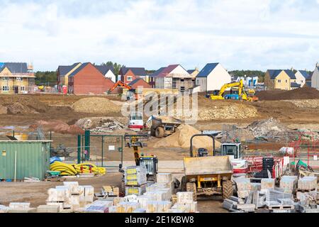 Sviluppo di nuovi alloggi a West Witney, alla periferia di Oxford, West Oxfordshire, Inghilterra a causa della crescita della popolazione Foto Stock