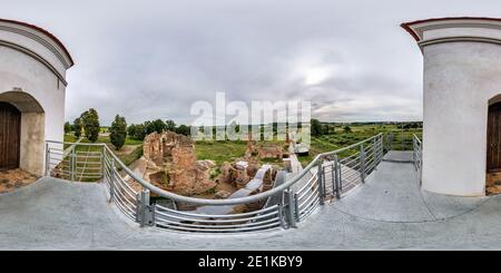 Visualizzazione panoramica a 360 gradi di panoramica hdri sferica completamente senza giunture con angolo di 360 gradi la torre sopravvissuta del castello in rovina in proiezione equirettangolare con zenith e nadir