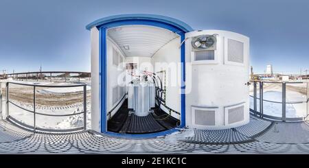 Visualizzazione panoramica a 360 gradi di GOMEL, BIELORUSSIA - FEBBRAIO, 2017: full Spherical senza giunture hdri panorama 360 angolo all'interno dell'unità di potenza ad alta tensione schermatura in proiezione equirettangolare.