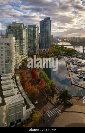 Marinaside autunno Vancouver. Una strada Yaletown lungo il bordo di False Creek in autunno. Vancouver. British Columbia, Canada. Foto Stock