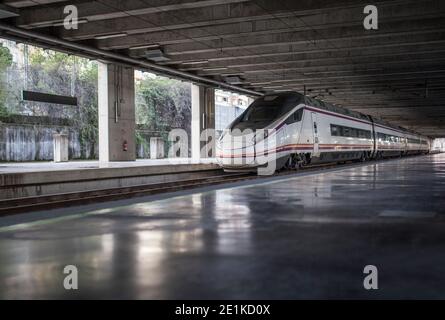 Treno in attesa alla stazione ferroviaria spagnola ad alta velocità Foto Stock