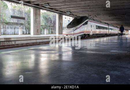 I viaggiatori si avvicinano alla stazione ferroviaria spagnola ad alta velocità Foto Stock