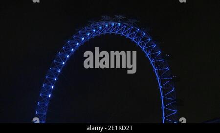 Screen grab tratto da PA Video del London Eye di Southbank, Londra, che è stato illuminato blu in un rinnovato gesto di grazie al NHS e ai lavoratori in prima linea. Foto Stock