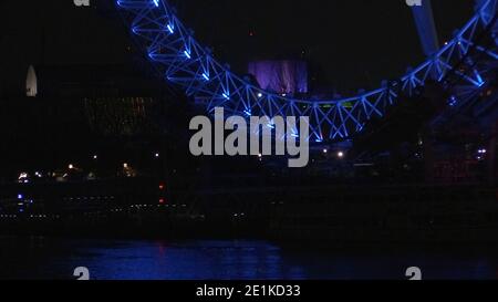 Screen grab tratto da PA Video del London Eye di Southbank, Londra, che è stato illuminato blu in un rinnovato gesto di grazie al NHS e ai lavoratori in prima linea. Foto Stock