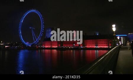 Screen grab tratto da PA Video del London Eye di Southbank, Londra, che è stato illuminato blu in un rinnovato gesto di grazie al NHS e ai lavoratori in prima linea. Foto Stock