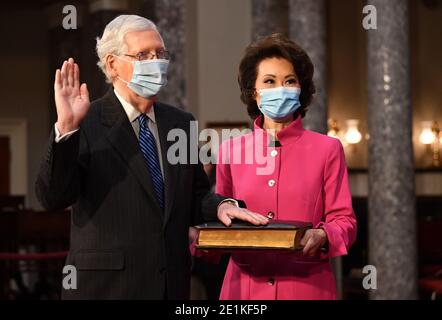 Il Segretario dei Trasporti degli Stati Uniti Elaine Chao, raffigurato in questa foto dal 3 gennaio 2021 insieme al marito, leader della maggioranza del Senato degli Stati Uniti Mitch McConnell (repubblicano del Kentucky), ha annunciato oggi le sue dimissioni sulla scia della risposta del presidente Donald Trump a una folla pro-Trump che ha violato il Campidoglio degli Stati Uniti, A Washington, DC, 7 gennaio 2021. Credit: Kevin Dietsch/Pool via CNP | utilizzo in tutto il mondo Foto Stock