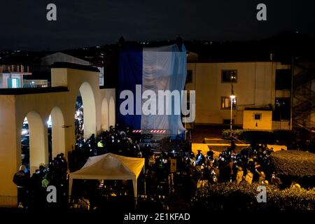 Napoli, Italia. 07 gennaio 2021. Inaugurazione del murale creato dal napoletano Jorit Agoch nel quartiere, in provincia di Napoli, raffigurante il volto di Diego Armando Maradona, morto il 25 novembre 2020, Dique Luján, Argentina, il murale è stato finanziato da una collezione popolare tra i cittadini della città. Credit: Agenzia fotografica indipendente/Alamy Live News Foto Stock