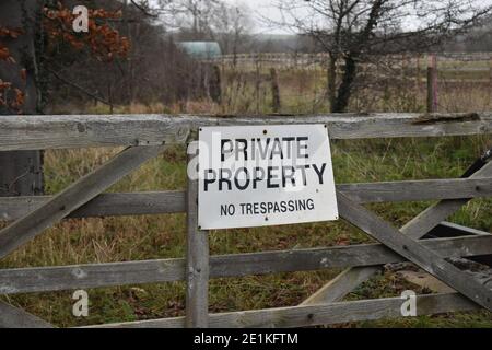 Porta d'accesso: Proprietà privata No Trespassing. Foto Stock