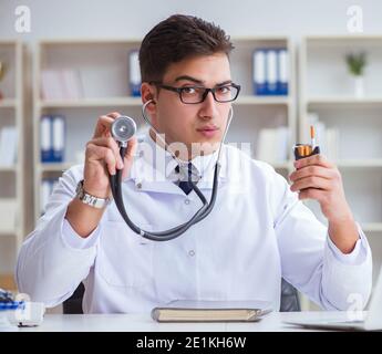 Il maschio di dottore in anti-fumo conceptwithcigarette pack Foto Stock