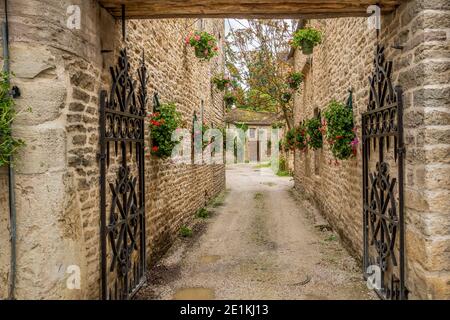 Fiori che adornano un ingresso a un cottage in Borgogna, Francia Foto Stock
