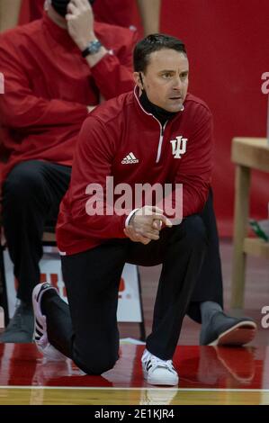 Madison, WISCONSIN, Stati Uniti. 7 gennaio 2021. Il capo allenatore dell'Indiana Archie Miller guarda nella prima metà della partita di pallacanestro NCAA tra gli Indiana Hoosiers e i tassi del Wisconsin al Kohl Center di Madison, WISCONSIN. John Fisher/CSM/Alamy Live News Foto Stock