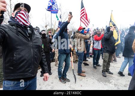 Washington, DC - 6 gennaio 2021: Il protetore Pro-Trump è venuto a rally intorno al Campidoglio armato di metallo Foto Stock