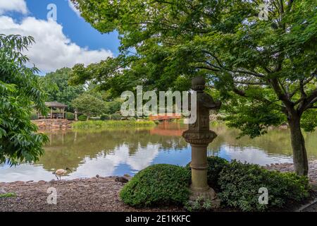 Statua giapponese con il lago sullo sfondo Giardini giapponesi Toowoomba Foto Stock