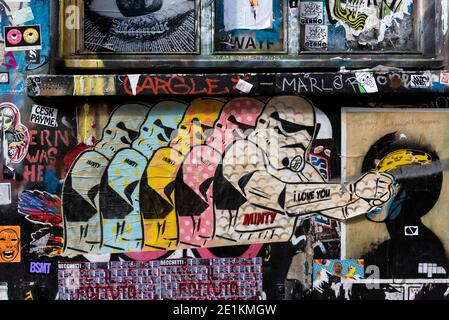 Londra, Inghilterra: 24 Maggio 2017. Rainbow Stormtroopers dell'artista di strada Minty su Buxton St fuori Brick Lane, Shoreditch, Londra, Regno Unito. Alamy Stock Image/Jayne Foto Stock