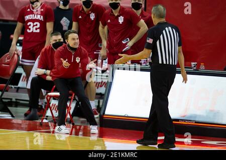 Madison, WISCONSIN, Stati Uniti. 7 gennaio 2021. Il capo allenatore dell'Indiana Archie Miller pleads il suo caso con un ufficiale nella seconda metà della partita di pallacanestro NCAA tra gli Indiana Hoosiers e i tassi del Wisconsin al Kohl Center a Madison, WI. John Fisher/CSM/Alamy Live News Foto Stock