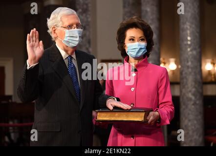 Il Segretario dei Trasporti degli Stati Uniti Elaine Chao, raffigurato in questa foto dal 3 gennaio 2021 insieme al marito, leader della maggioranza del Senato degli Stati Uniti Mitch McConnell (repubblicano del Kentucky), ha annunciato oggi le sue dimissioni sulla scia della risposta del presidente Donald Trump a una folla pro-Trump che ha violato il Campidoglio degli Stati Uniti, A Washington, DC, 7 gennaio 2021. Credit: Kevin Dietsch/Pool via CNP /MediaPunch Foto Stock