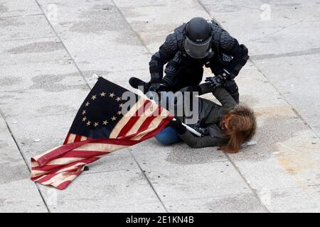 America,7 gennaio 2021:in questa foto l'America scossa dopo pro trump le tempeste mob hanno mostrato nella costruzione di capitale degli Stati Uniti (messa a fuoco selettiva) (sfocatura) Foto Stock