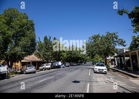 Vista lungo la strada principale nella regione vittoriana Città di Yackandah in Australia Foto Stock