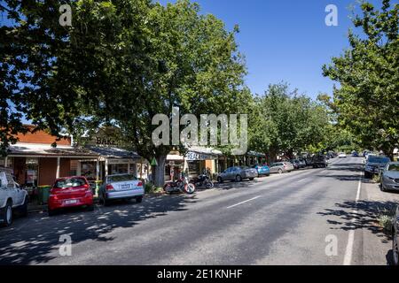 Vista lungo la strada principale nella regione vittoriana Città di Yackandah in Australia Foto Stock