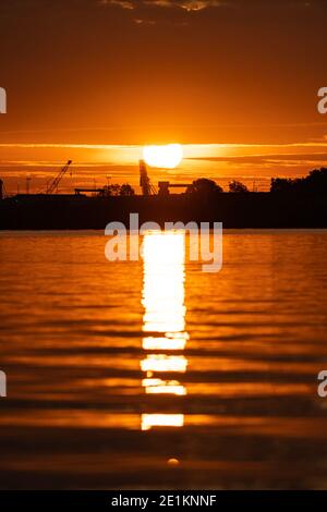 Tramonto su molo industriale Foto Stock