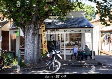 Panificio caffè nella strada principale nella regione vittoriana Città di Yackandah in Australia Foto Stock