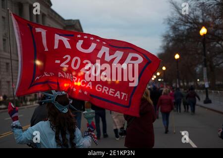 6 Gennaio 2021. I sostenitori di Trump con la bandiera di Trump 2020 al raduno di Pro Trump 'Save America' alla capitale degli Stati Uniti. Washington DC.USA. Foto Stock