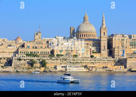 Vista panoramica sulla Cattedrale Anglicana di San Paolo e sulla Chiesa Carmelitana di la Valletta, Malta Foto Stock