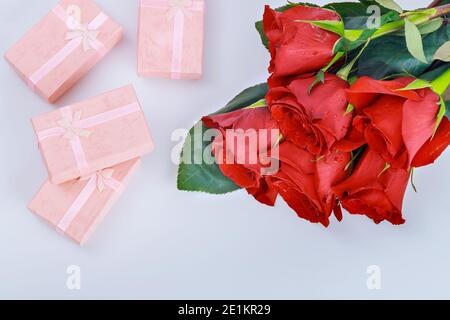 Scatole regalo rosa con e belle rose rosse. Concetto di giorno di San Valentino. Foto Stock