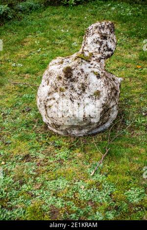sciogliendo il vecchio pupazzo di neve in un giardino caldo Foto Stock