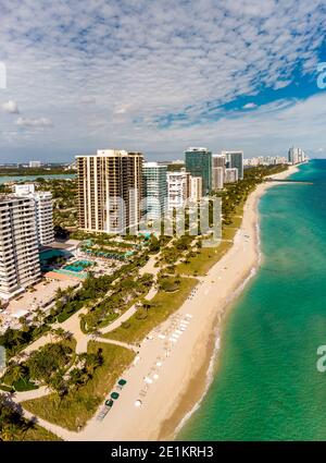 Panorama verticale aereo Miami Beach Bal Harbour FL USA fronte spiaggia appartamenti in condominio Foto Stock