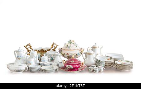 Collezione di antichi chinaware su sfondo bianco Foto Stock