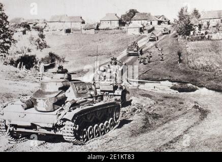 Truppe tedesche sulla parte anteriore orientale (estate 1941). Una colonna di serbatoi spinge un pin di riconoscimento. Il tedesco alto comando ha da tempo previsto la vittoria, th Foto Stock