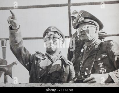 Feldmaresciallo Rommel, comandante in capo delle forze dell Asse in Africa. Insieme con il generale von Bismarck ha ispezionato le posizioni delle sue truppe. Foto Stock