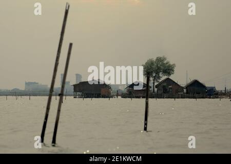 Case di palafitte sulla zona costiera, sull'estuario del canale alluvione di Giacarta che è in costruzione (2008). Foto Stock