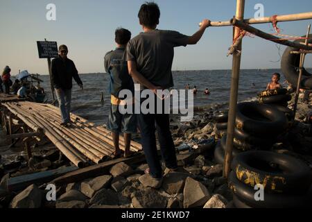 Una spiaggia ricreativa gestita dalla comunità costiera nel villaggio di pescatori di Marunda, Jakarta Nord, Giacarta, Indonesia. Foto Stock