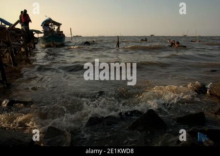 Una spiaggia ricreativa gestita dalla comunità costiera nel villaggio di pescatori di Marunda, Jakarta Nord, Giacarta, Indonesia. Foto Stock