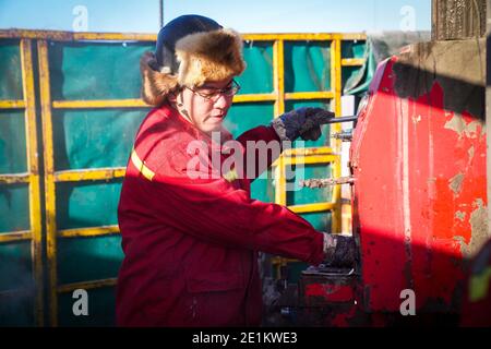 (210108) -- DAQING, 8 gennaio 2021 (Xinhua) -- Jia Hualong, vice leader del team di perforazione n. 1205 lavora alla piattaforma petrolifera di Daqing Oilfield a Daqing, nella provincia di Heilongjiang, nel nord-est della Cina, 7 gennaio 2021. Jia Hualong, nata nel 1989, è la vice-leader del team di perforazione n. 1205 di Daqing Oilfield. Jia assiste gli altri lavoratori con la perforazione anche se la temperatura scende a meno 30 gradi Celsius durante l'inverno intorno qui. Lo spirito di 'ferro uomo' è nato da Wang Jinxi, un modello operaio del giacimento petrolifero che ha dedicato la sua vita allo sviluppo dell'industria petrolifera. Oggi, Foto Stock