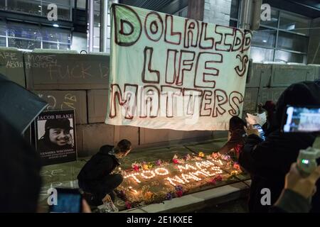 Seattle, Stati Uniti. 7 gennaio 2020. In tarda serata i manifestanti al di fuori del distretto della polizia occidentale hanno istituito un memoriale durante la protesta Justice for Jacob Blake and Dolal IDD. I manifestanti sono stati nelle strade di notte da quando il procuratore distrettuale di Kenosha annunciato che nessun ufficiale sarebbe stato accusato nel tiro di Jacob Blake. Credit: James Anderson/Alamy Live News Foto Stock