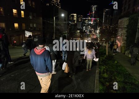 Seattle, Stati Uniti. 7 gennaio 2020. In tarda serata i manifestanti marciavano lungo Denny Way durante la protesta Justice for Jacob Blake e Dolal IDD. I manifestanti sono stati nelle strade di notte da quando il procuratore distrettuale di Kenosha annunciato che nessun ufficiale sarebbe stato accusato nel tiro di Jacob Blake. Credit: James Anderson/Alamy Live News Foto Stock