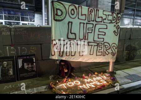 Seattle, Stati Uniti. 7 gennaio 2020. In tarda serata i manifestanti al di fuori del distretto della polizia occidentale hanno istituito un memoriale durante la protesta Justice for Jacob Blake and Dolal IDD. I manifestanti sono stati nelle strade di notte da quando il procuratore distrettuale di Kenosha annunciato che nessun ufficiale sarebbe stato accusato nel tiro di Jacob Blake. Credit: James Anderson/Alamy Live News Foto Stock