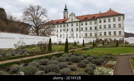 Schäftlarn, Germania - 17 novembre 2020: Vista verso l'edificio principale di Kloster Schäftlarn (Abbazia di Schäftlarn). Oggi questo edificio ospita una scuola. Foto Stock