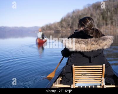 Canottaggio invernale sul lago Kussharo 屈斜路湖, Kussharo-ko caldera lago Akan National Park, Hokkaido, Giappone. Foto Stock