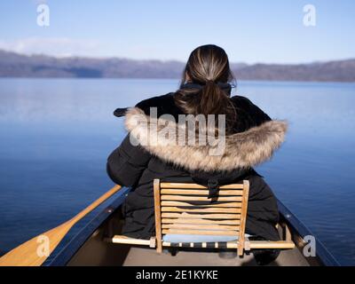 Canottaggio invernale sul lago Kussharo 屈斜路湖, Kussharo-ko caldera lago Akan National Park, Hokkaido, Giappone. Foto Stock