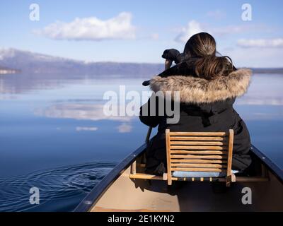 Canottaggio invernale sul lago Kussharo 屈斜路湖, Kussharo-ko caldera lago Akan National Park, Hokkaido, Giappone. Foto Stock