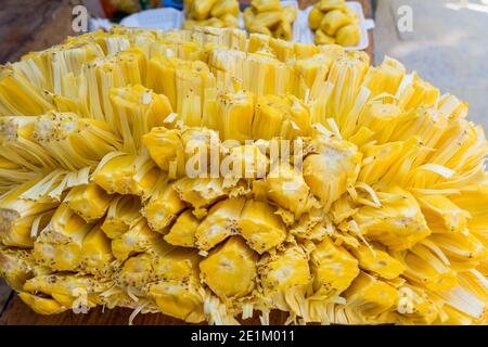 Primo piano dell'interno del jackfruit giallo, una specie di albero della famiglia dei fichi, gelsi e frutti di pane (Moraceae) Foto Stock