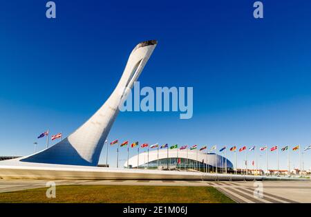 Sochi, Krasnodar Krai, Russia - Ottobre 10 2014: Bowl Olimpic Flame e Bolshoi Ice Palace per l'hockey su ghiaccio nel parco Olimpico. Foto Stock