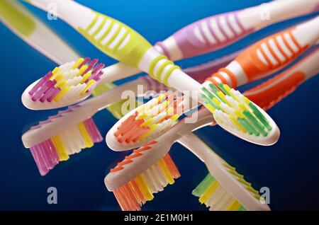 gruppo di spazzolini da denti su sfondo a sfumatura scura Foto Stock