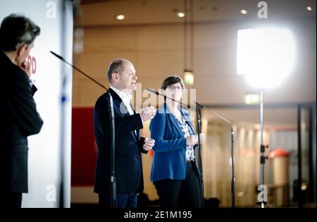 Berlino, Germania. 8 gennaio 2021. OLAF Scholz (SPD, M), ministro federale delle finanze, parla ai rappresentanti dei media insieme a Rolf Mützenich (l), presidente del gruppo parlamentare SPD, e al leader del partito SPD Saskia Esken alla fine del ritiro digitale dell'anno del gruppo parlamentare SPD a livello di gruppo parlamentare nell'edificio Reichstag. Credit: Kay Nietfeld/dpa/Alamy Live News Foto Stock