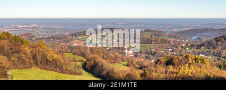 Vista dal prato vicino alla cima della collina di Wrozna sopra Leszna Gorna E Vendryne villaggi in Beskid Slaski montagna su polacco - confini cechi durante il ritardo aut Foto Stock